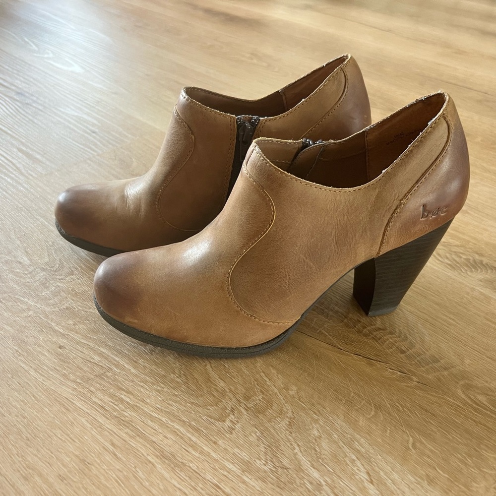 B.O.C. Genuine Leather Camel Heel size 10